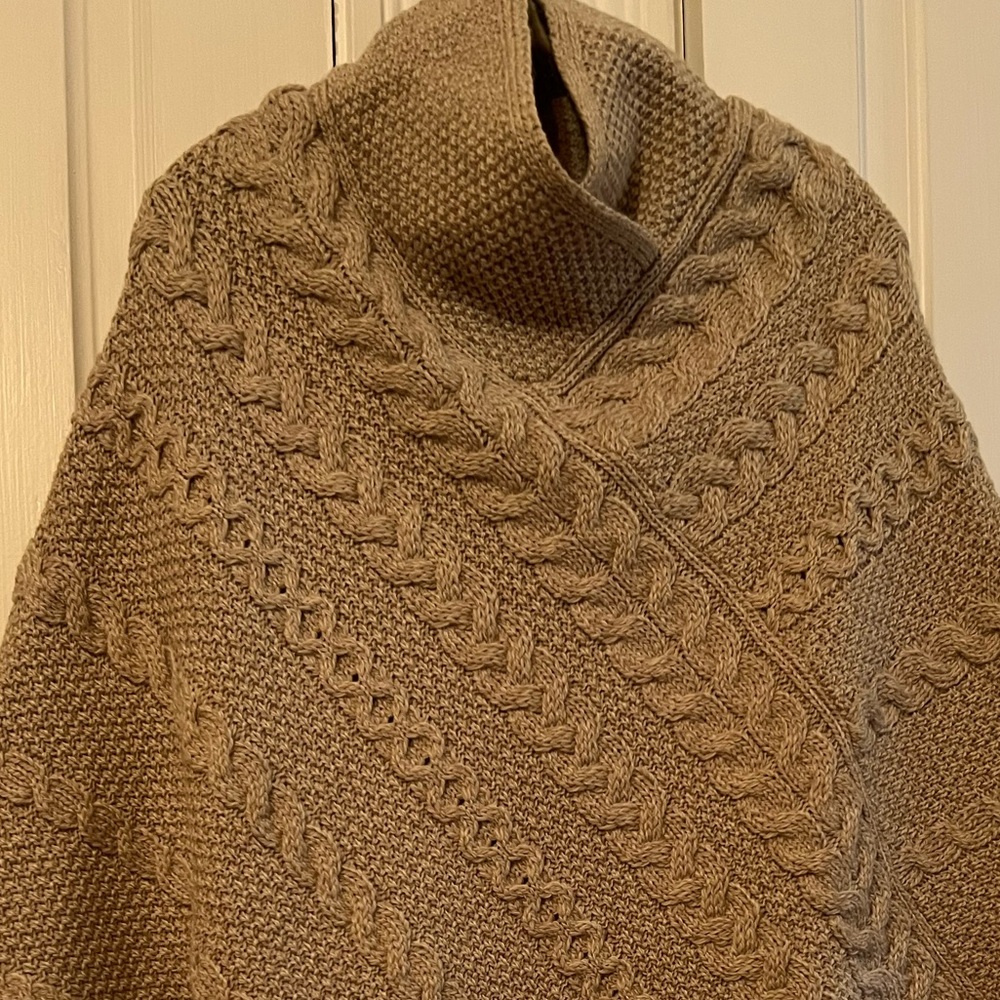 INIS CRAFTS. MADE IN IRELAND. 100% merino wool. Ladies poncho size M/L.